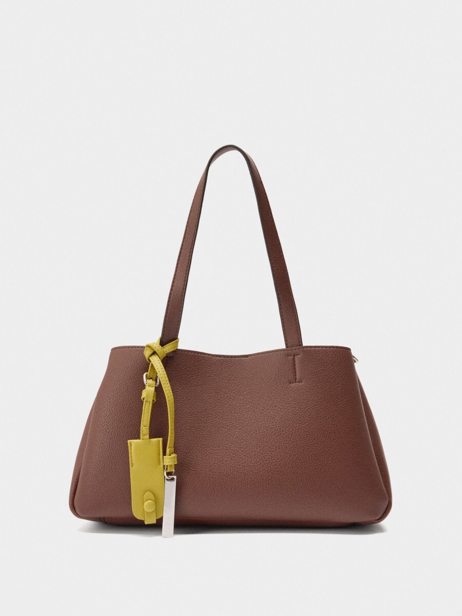 Bolso Tote Liso Con Colgante canela