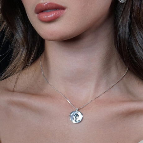 Medalla Virgen Niña de plata 925 con brillante y fondo nácar (Incluye cadena) Medalla Virgen Niña de plata 925 con brillante y fondo nácar (Incluye cadena)