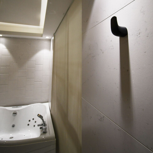 Percha Simple Negro Mate Epuyen Fv Base: 39X45 Altura: 74 000