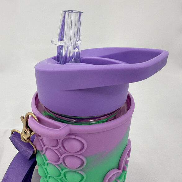 Botella infantil antiderrames con sorbito + pop it 444ml TV0572
