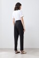 Pantalón sastrero con pinzas y cinturón negro