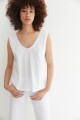 Musculosa con vainilla en escote blanco