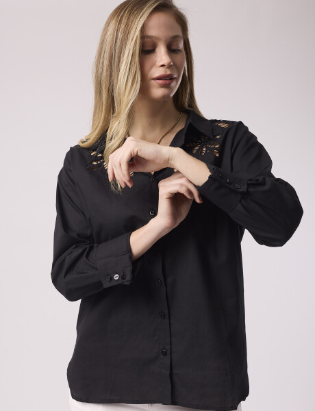 Camisa con bordado negro