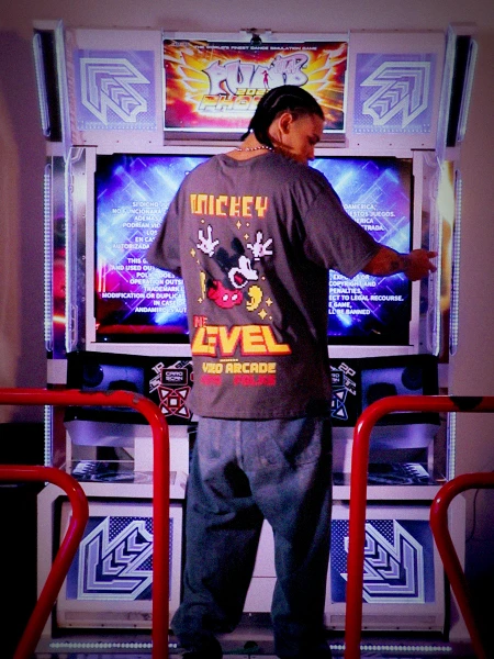 REMERA MICKEY NEXT LEVEL GRIS OSCURO