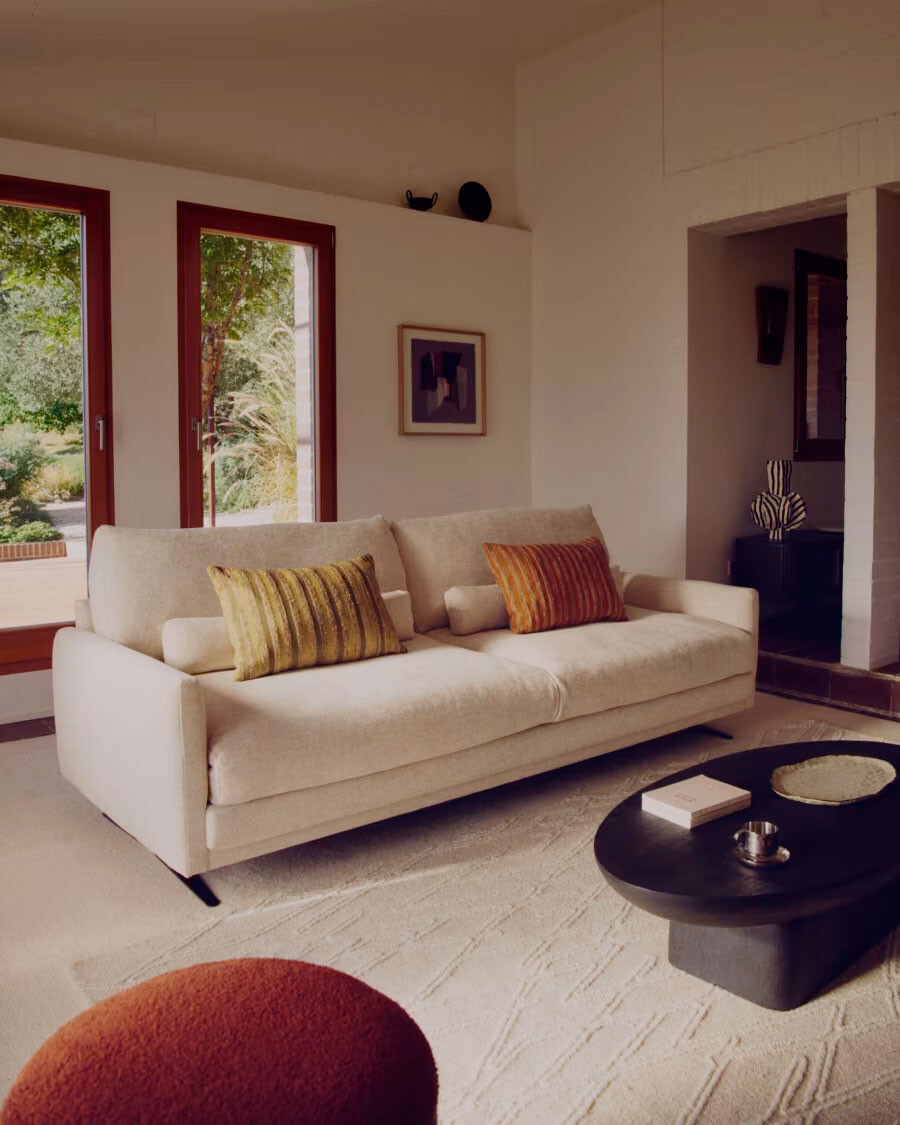 Sofá Veliro 3 plazas de chenilla beige y patas de acero con acabado negro 240 cm FSC Mix Credit Sofá Veliro 3 plazas de chenilla beige y patas de acero con acabado negro 240 cm FSC Mix Credit