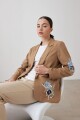 Blazer con bordados florales tostado