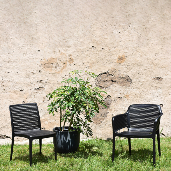 Silla apilable negra "GABRIELA" con posabrazos -TRAMONTINA TD0663