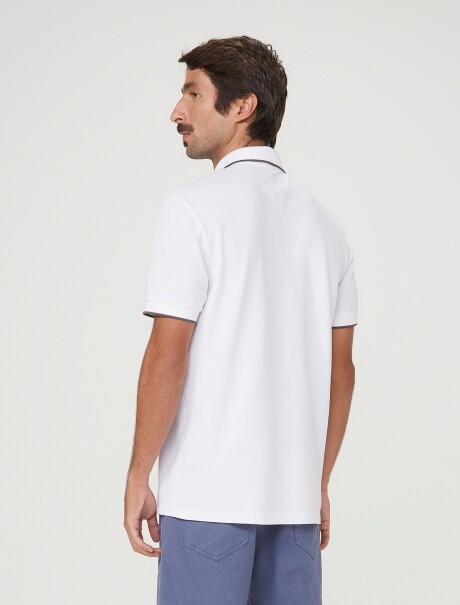 CAMISETA DE CUELLO CON BORDADO BLANCO