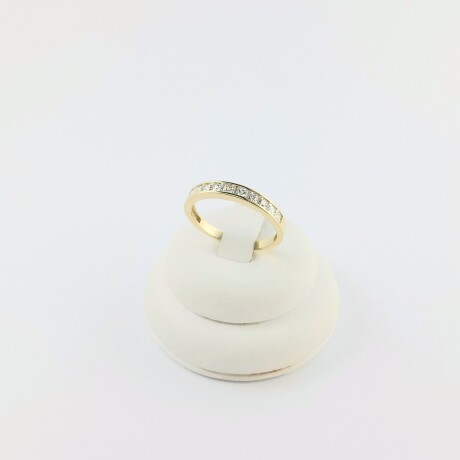 Anillo medio sin fin con circonias en oro 10 ktes. Anillo medio sin fin con circonias en oro 10 ktes.