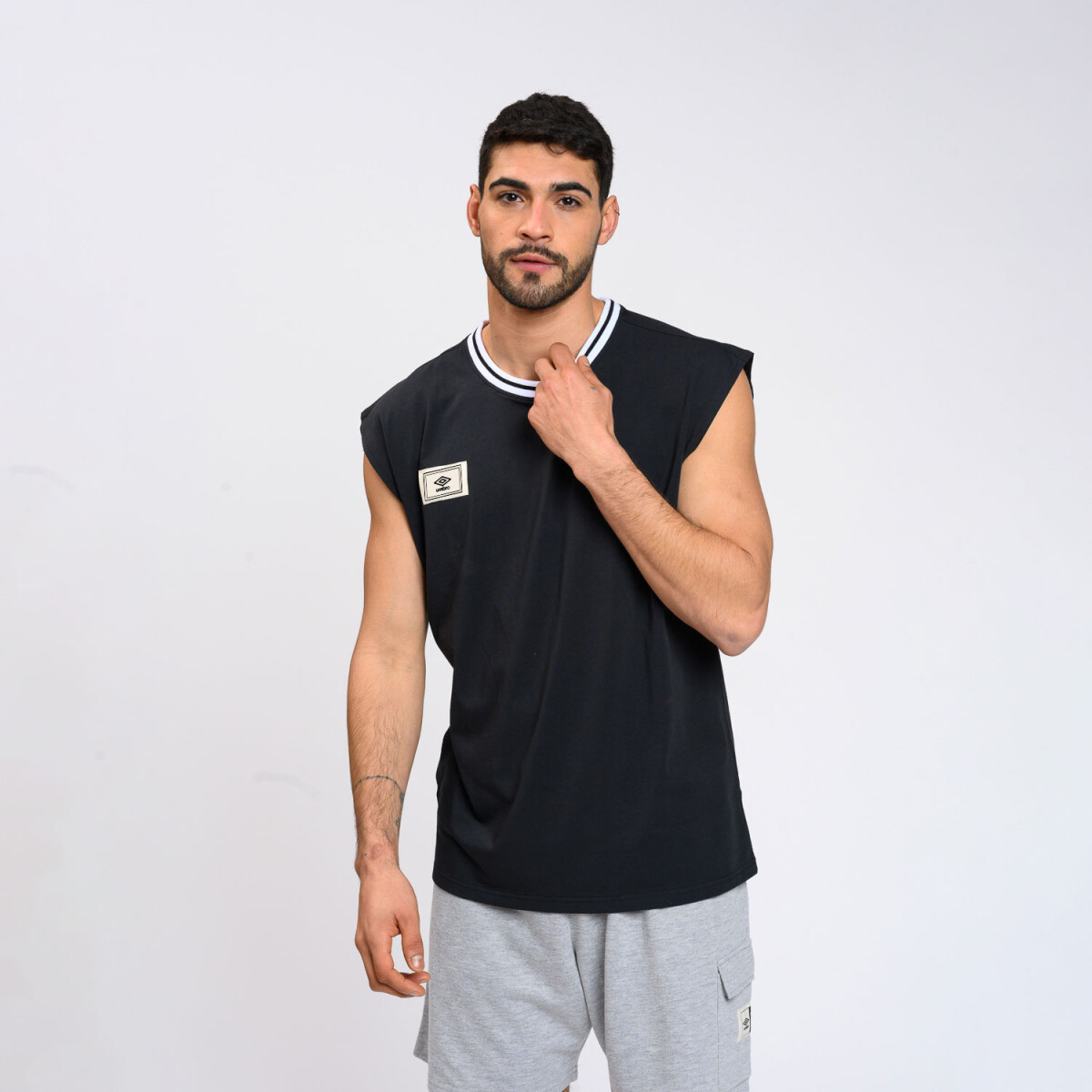 MUSCULOSA UNIVERSITY <br /> HOMBRE Umbro Hombre - 002 
