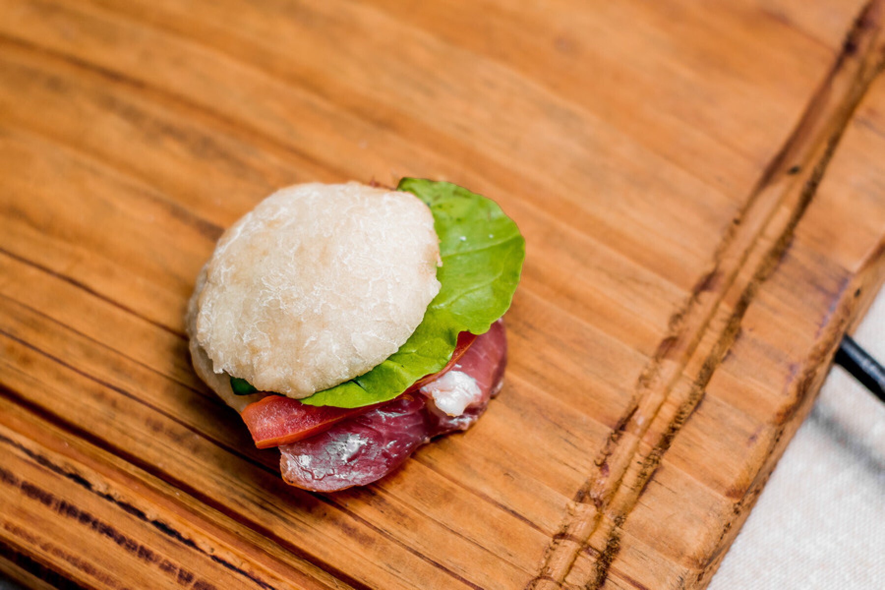Mini pita de bondiola, rúcula y tomate 