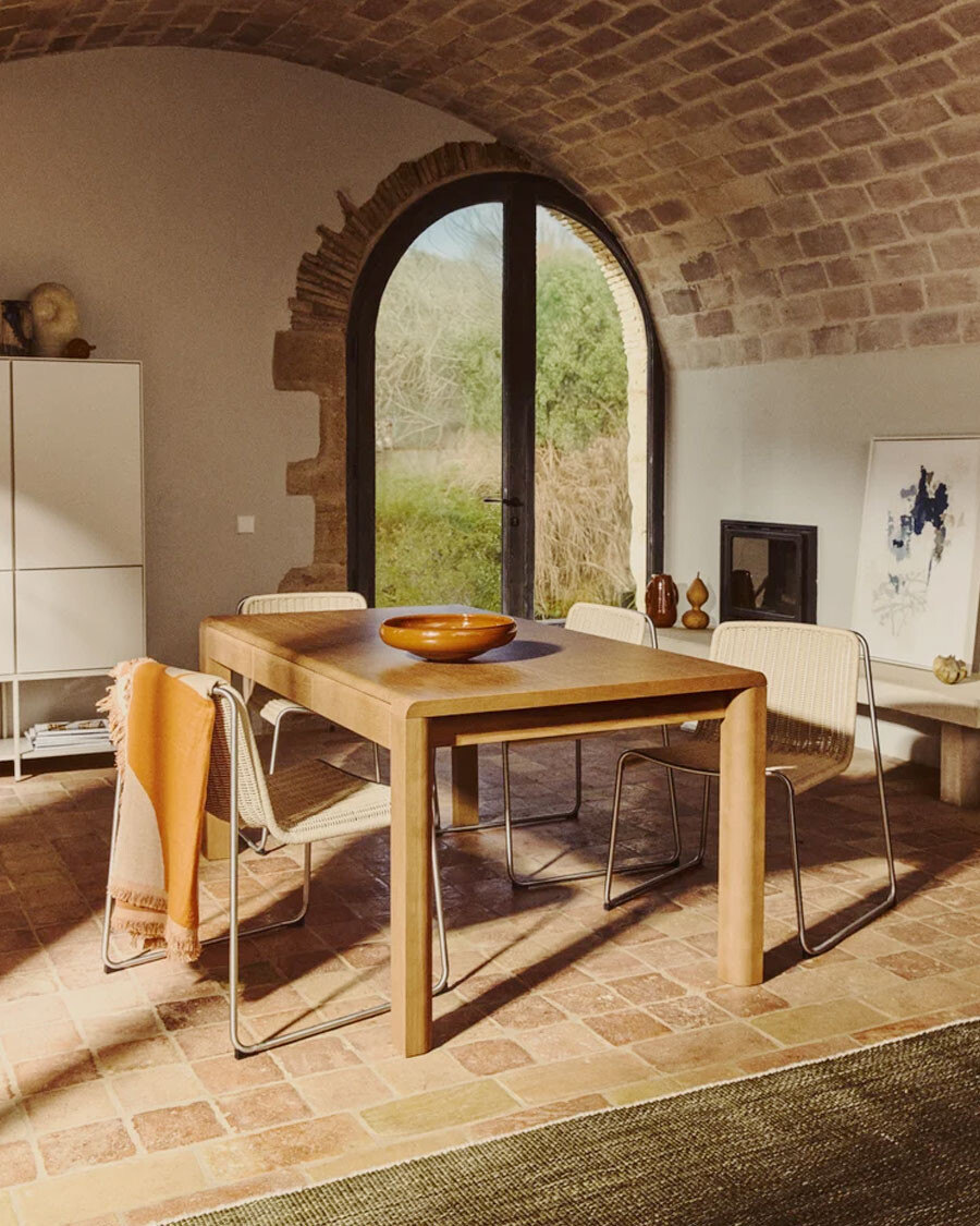 Mesa Arelida en chapa de roble y madera maciza de roble con acabado marrón claro 220 x 100 cm FSC Mix Credit Mesa Arelida en chapa de roble y madera maciza de roble con acabado marrón claro 220 x 100 cm FSC Mix Credit