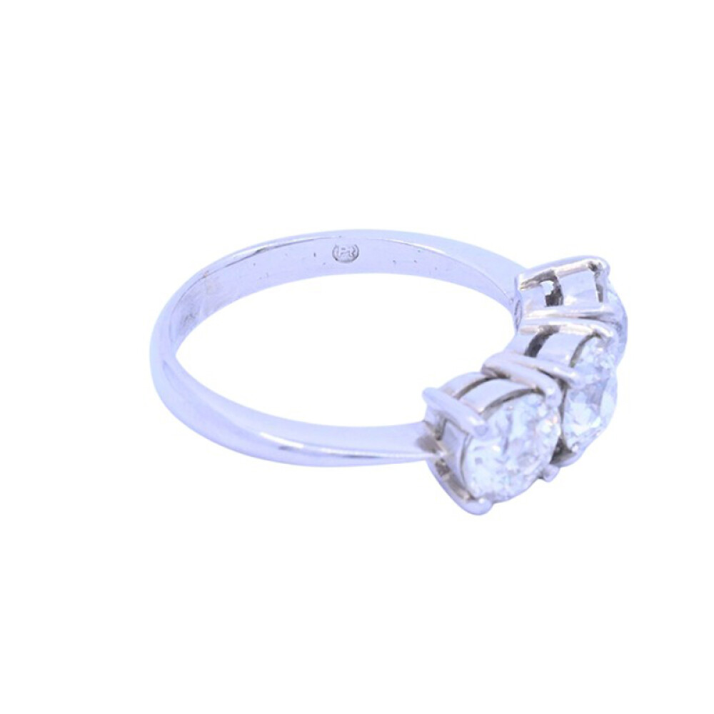 Anillo platino y 3 brillantes. Anillo platino y 3 brillantes.