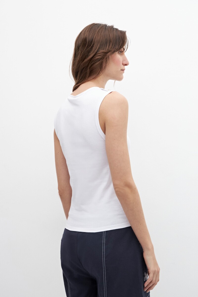 Musculosa con botones en hombros blanco