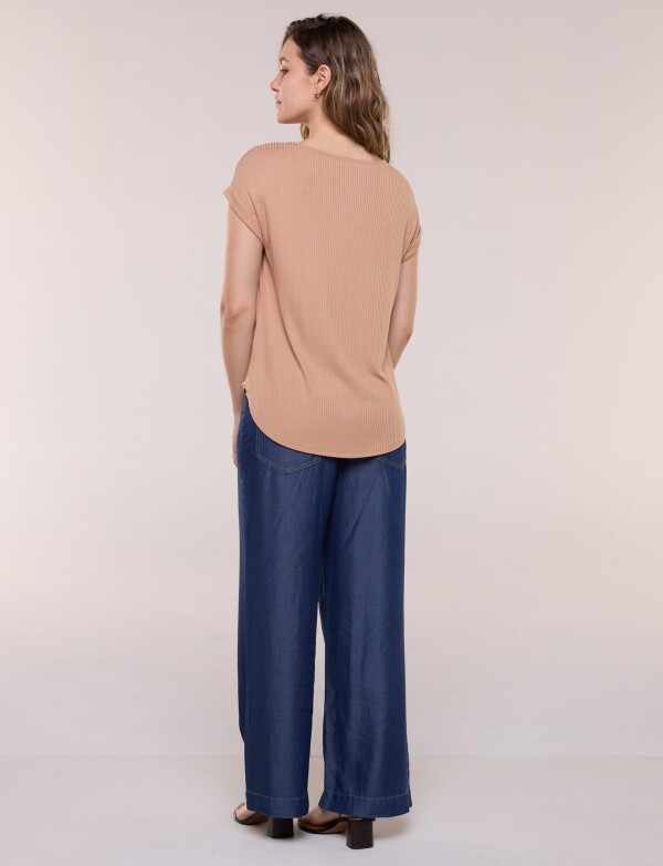 Remera Escote Con Tachas Metálicas TOSTADO