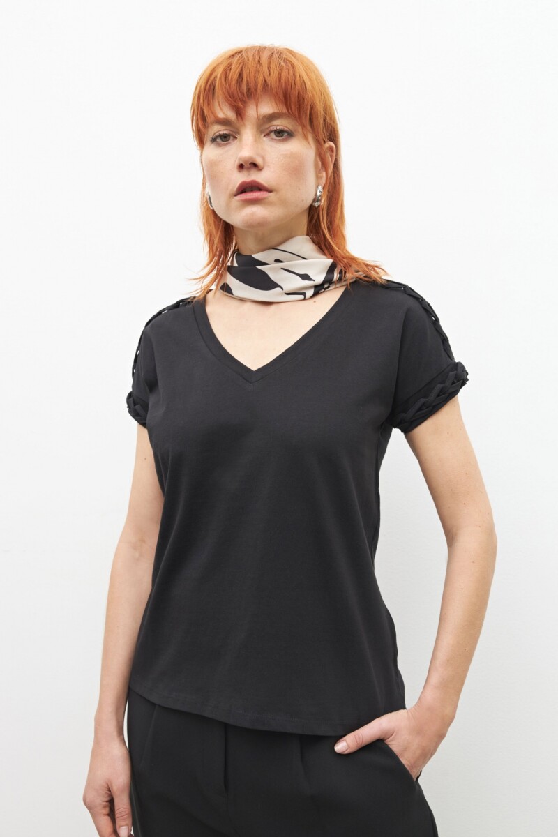 Remera con trenza en hombros negro