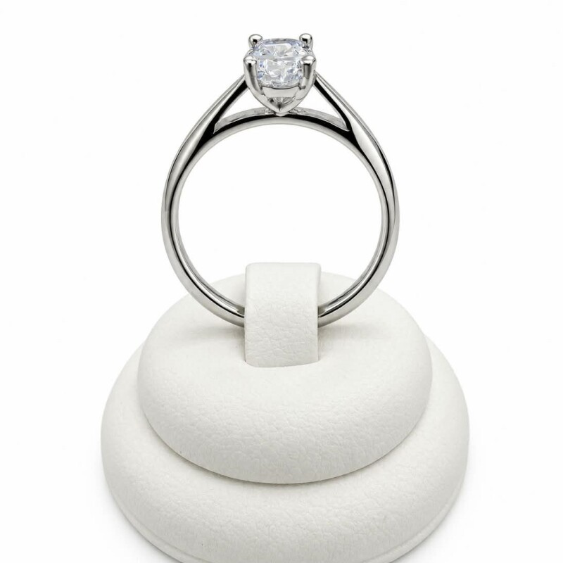 Anillo con Zirconia central oval Anillo con Zirconia central oval
