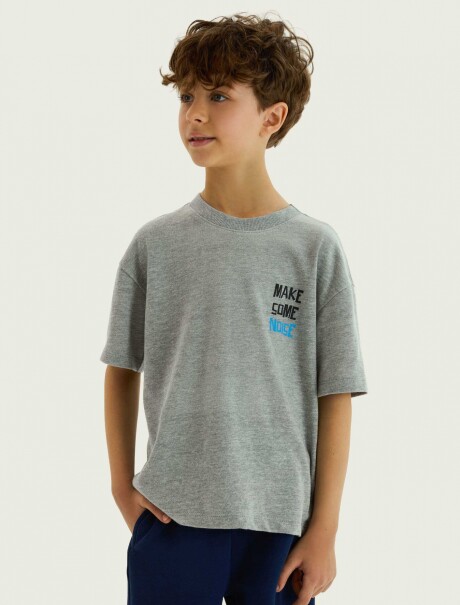 CAMISETA INFANTIL CON ESTAMPA GRIS