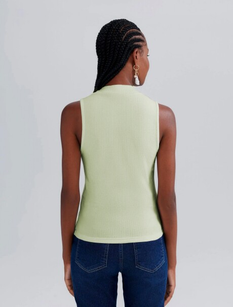 MUSCULOSA DE CUELLO ALTO EN TELA ACANALADA VERDE