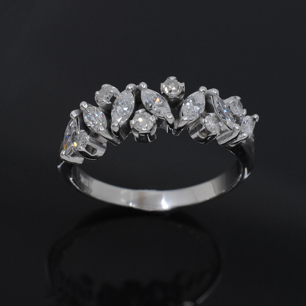Anillo en oro 18k blanco con hermosos brillantes Anillo en oro 18k blanco con hermosos brillantes