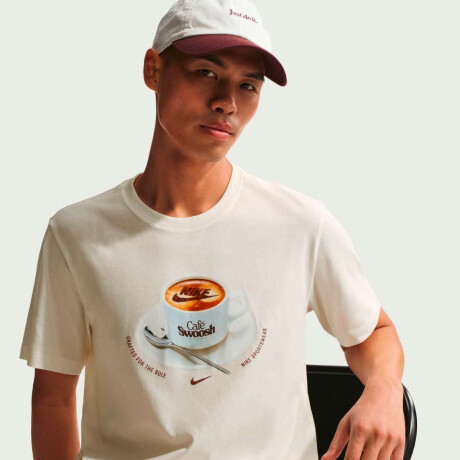 Remera Nike Std Cafe Swoosh Mug de Hombre multicolor