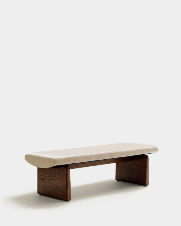 Banco Topaz de chenilla beige y madera maciza de fresno con acabado nogal 150cm FSC 100%