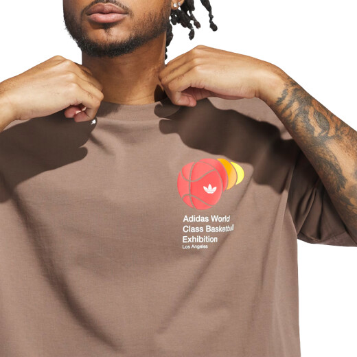 Remera Adidas World Class - Marrón Remera Adidas World Class - Marrón