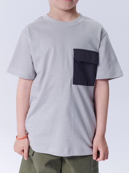 Remera con bolsillo contraste Gris