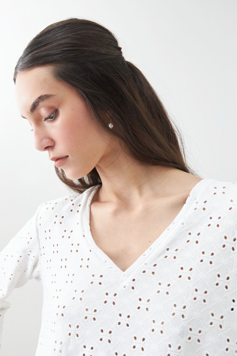 Remera escote en V con broderie blanco