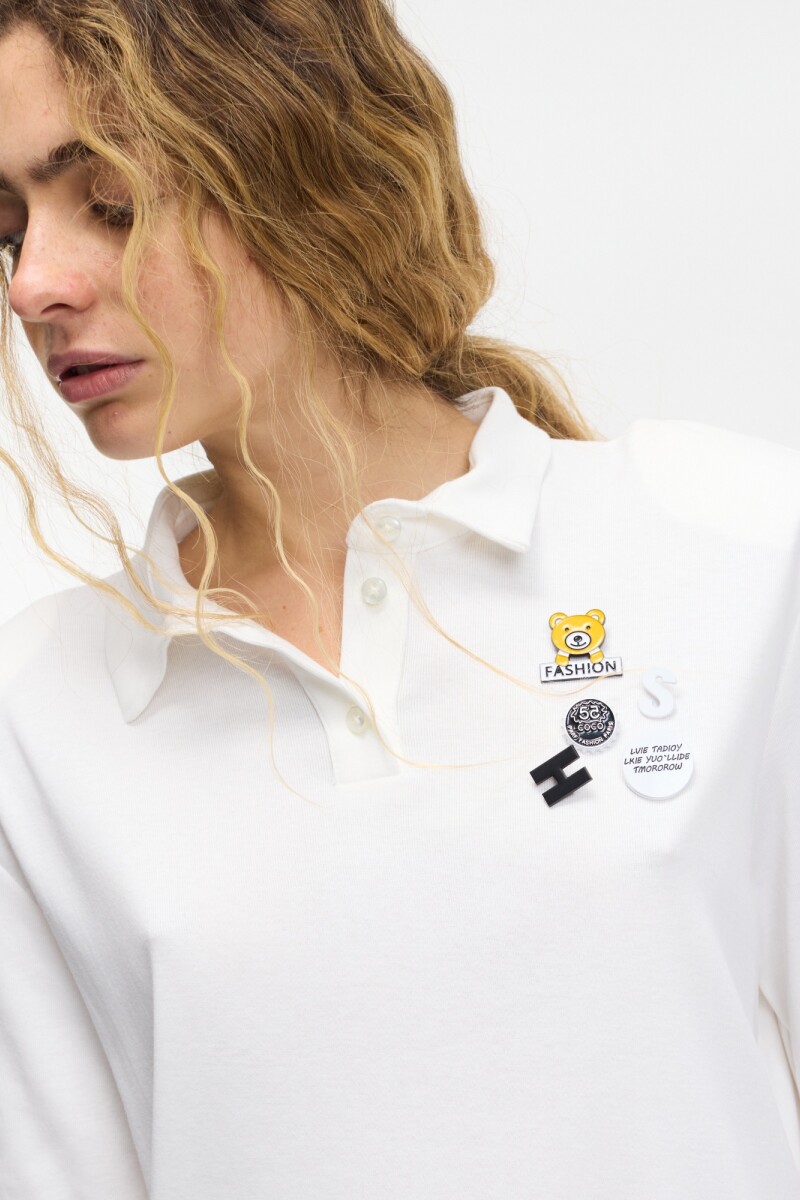 POLO CON PINS Blanco