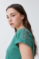 Remera con bordado en hombros verde