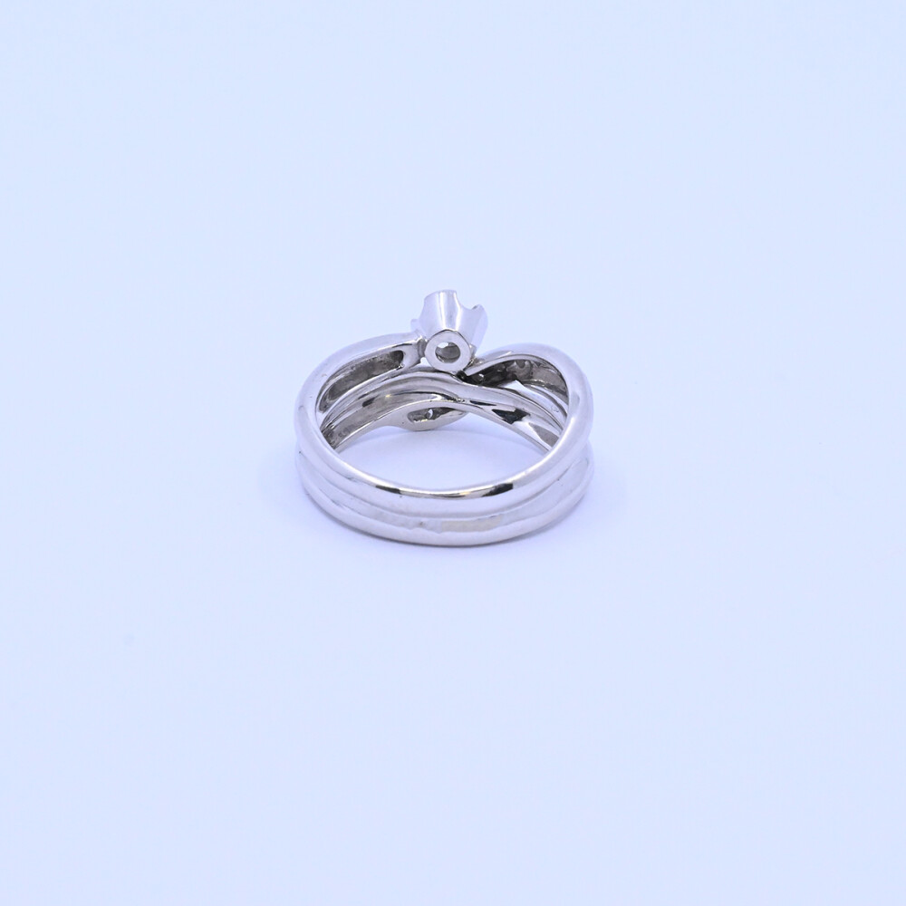 Anillo oro 18k blanco con brillantes. Anillo oro 18k blanco con brillantes.