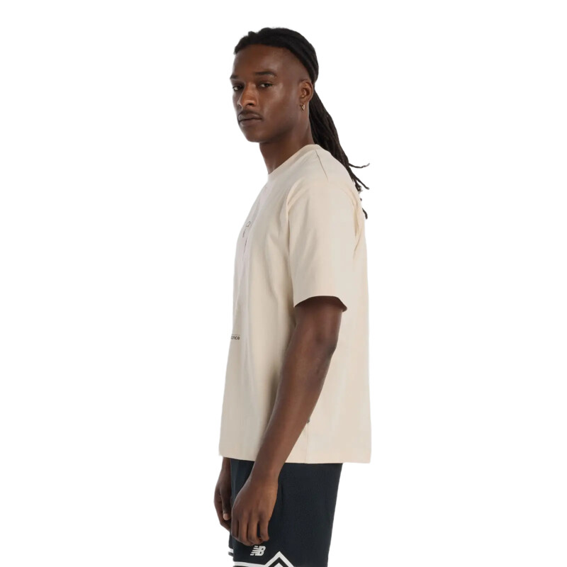 Remera New Balance Hoops Player - Beige Remera New Balance Hoops Player - Beige
