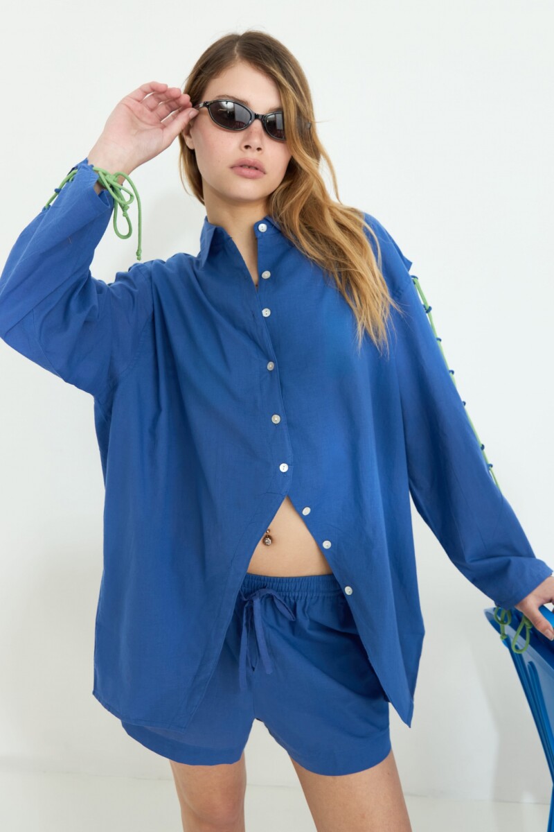Camisa con mangas acordonadas azul