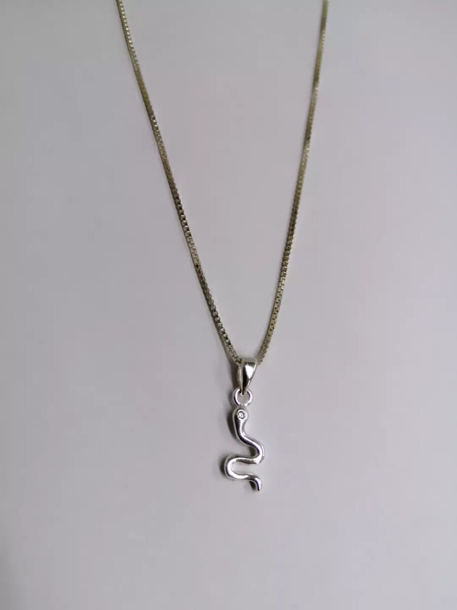 Cadena con colgante serpiente pequeña plata 