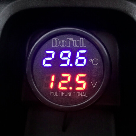 ACCESORIO INTERIOR - CARGADOR USB CON VOLTIMETRO DIGITAL Y TEMPERATURA WESTON ACCESORIO INTERIOR - CARGADOR USB CON VOLTIMETRO DIGITAL Y TEMPERATURA WESTON