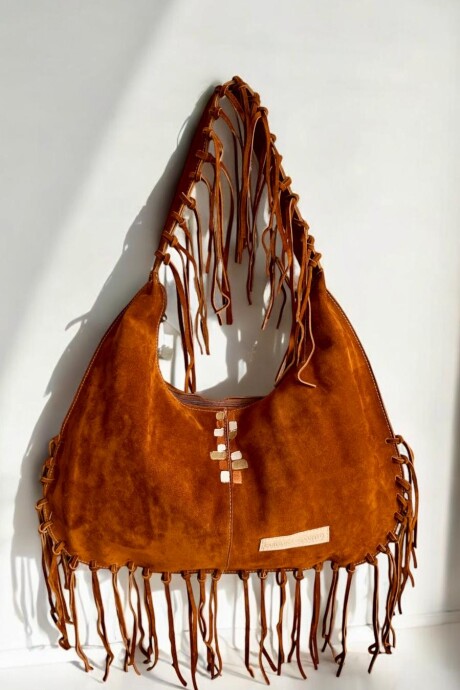 Cartera Alaska En Gamuza Con Flecos Linea Urbana Color Óxido Con Arte
