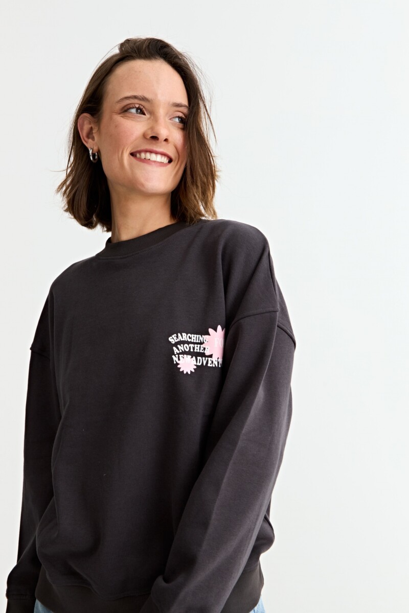 Sweatshirt con estampa en espalda GRIS OSCURO