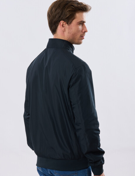 CAMPERA LIVIANA DE NYLON Azul