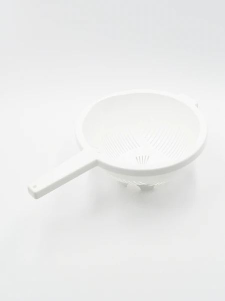 COLADOR DE PLASTICO BLANCO