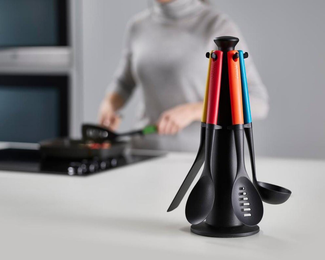 Set de 5 utensilios de cocina con soporte giratorio 360° “Duo” Set de 5 utensilios de cocina con soporte giratorio 360° “Duo”