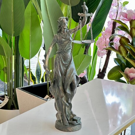 Escultura Dama De La Justicia Resina Alto 65cm x Ancho 19cm x Largo 18cm Escultura Dama De La Justicia Resina Alto 65cm x Ancho 19cm x Largo 18cm