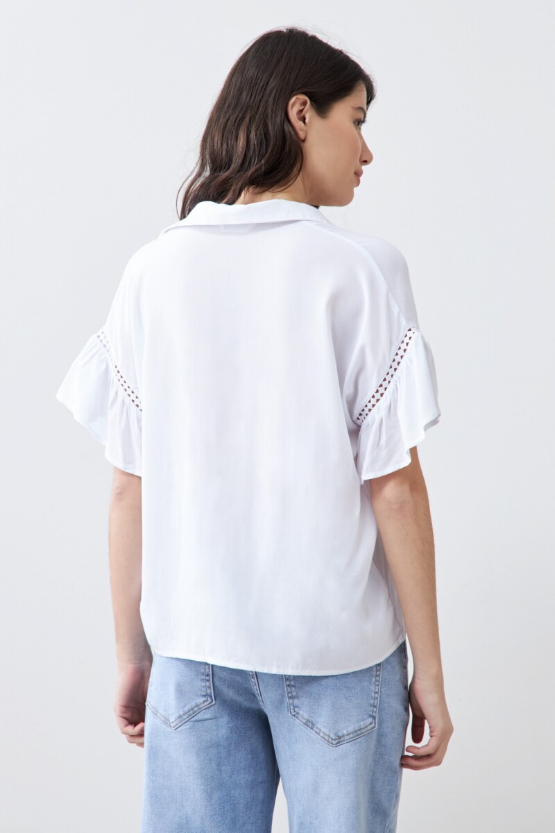 Blusa con volado blanco