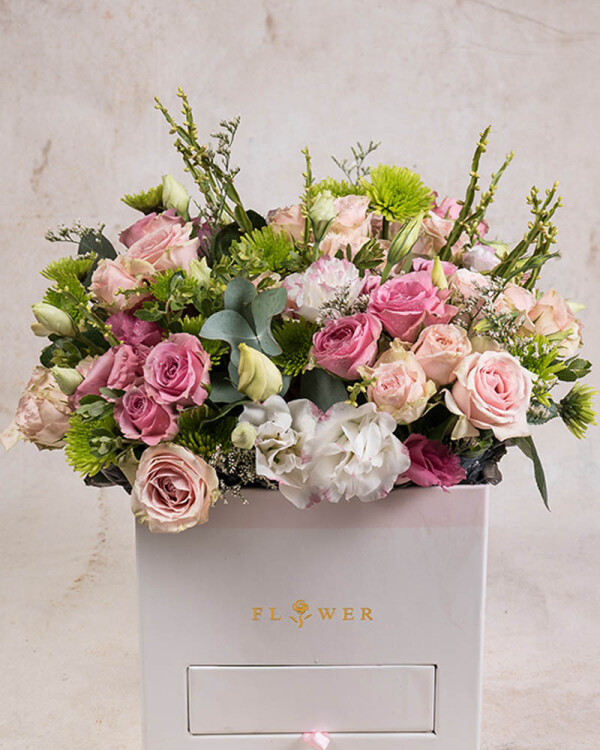 Box blanca de flores naturales y dulces Box blanca de flores naturales y dulces
