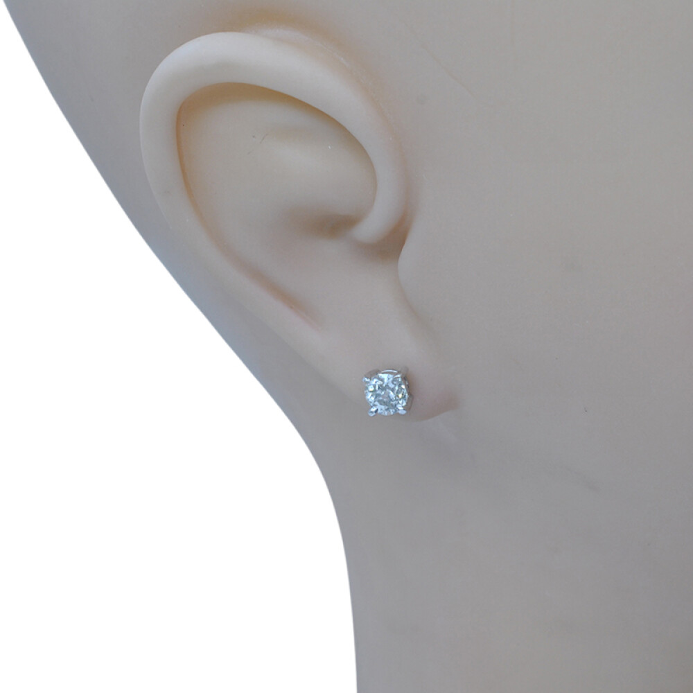 Caravanas en oro 18k blanco y brillantes. Caravanas en oro 18k blanco y brillantes.