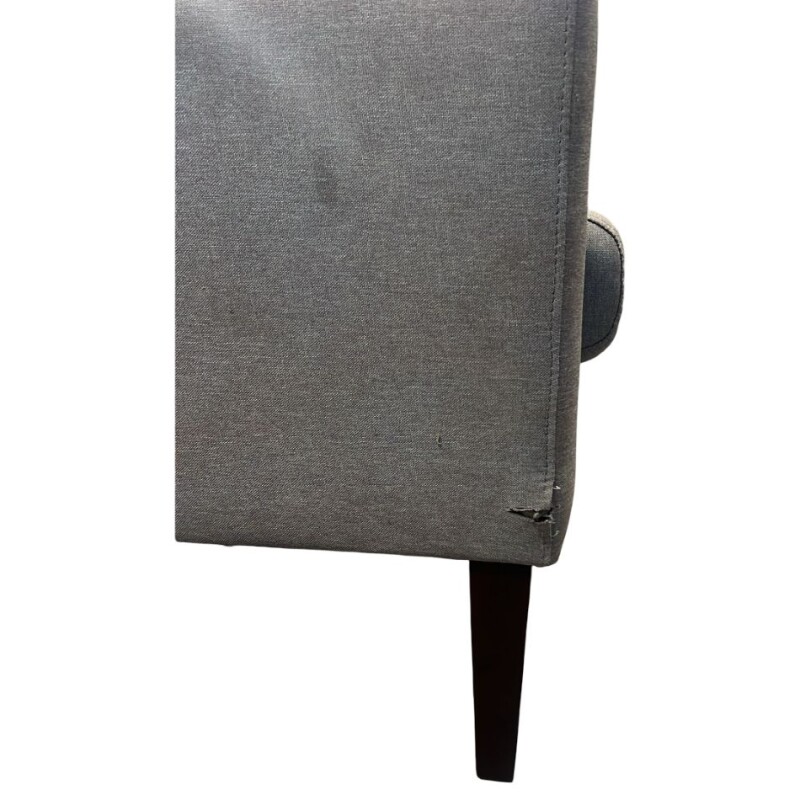 Poltrona tapizada en tela gris - Producto con detalles. Poltrona tapizada en tela gris - Producto con detalles.