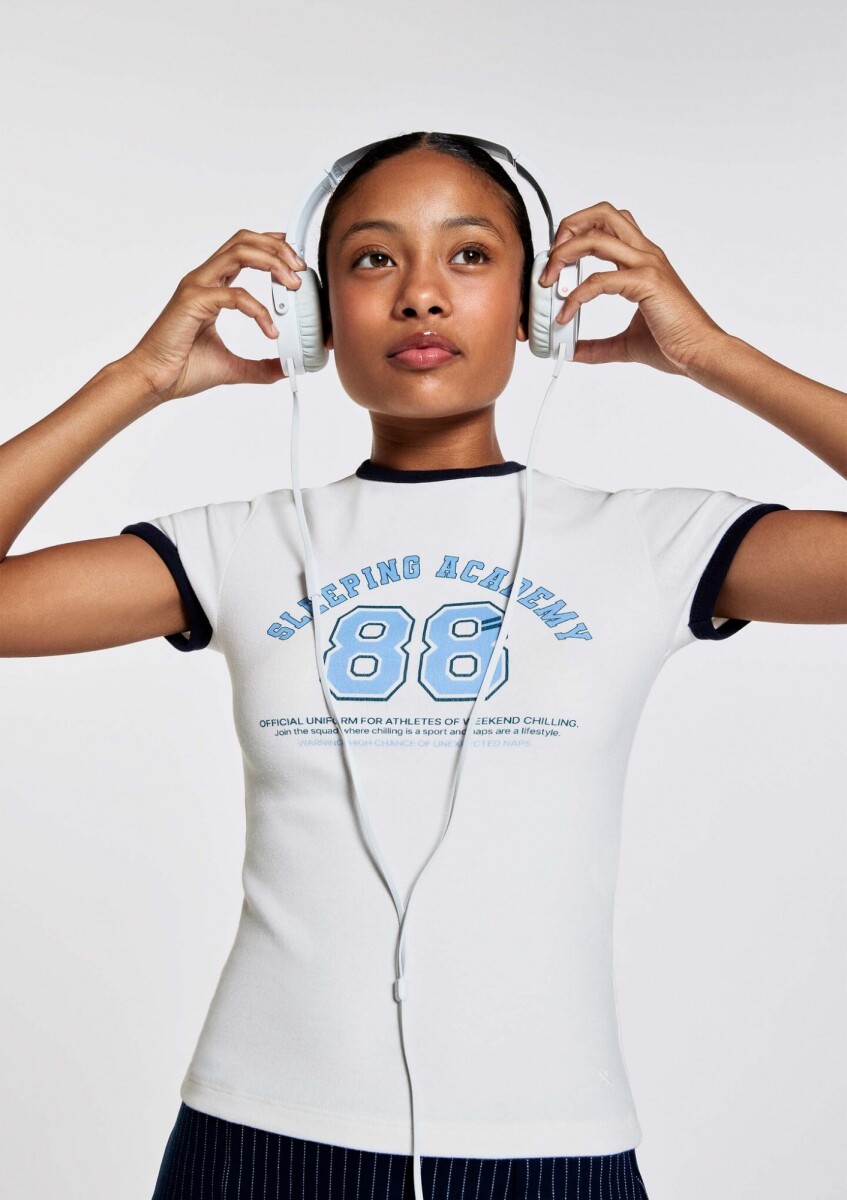 CAMISETA JUVENIL CON ESTAMPADO Y RIBETE EN CONTRASTE - AZUL 