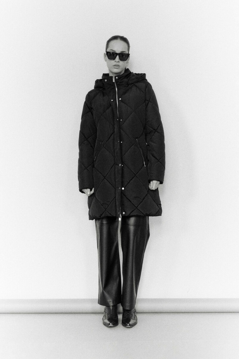 Campera capitoneada con capucha negro
