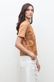 Remera frente bordado y calado camel