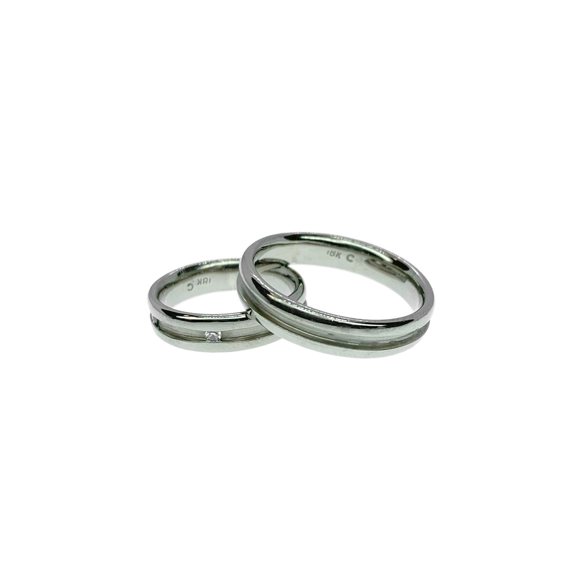 Par de alianzas de oro blanco 18k - una con brillantes 
